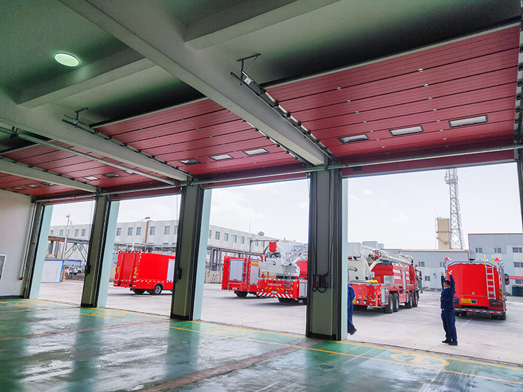 青海鹽湖化工消防應急救援基地消防提升門.jpg